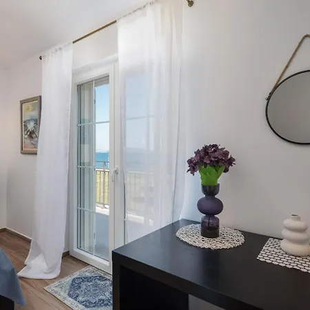 New Beachfront Pensa Private Pool, 3-bedroom Villa Kaštela