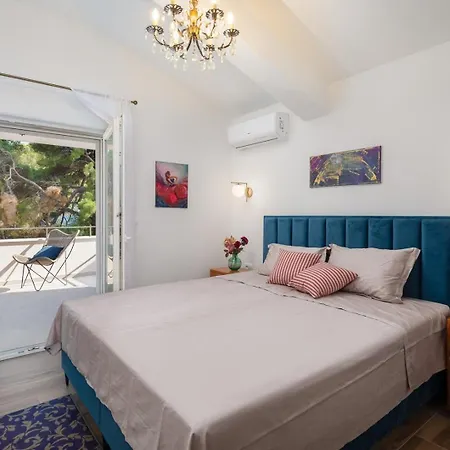 Villa New Beachfront Pensa Private Pool, 3-bedroom Kaštela