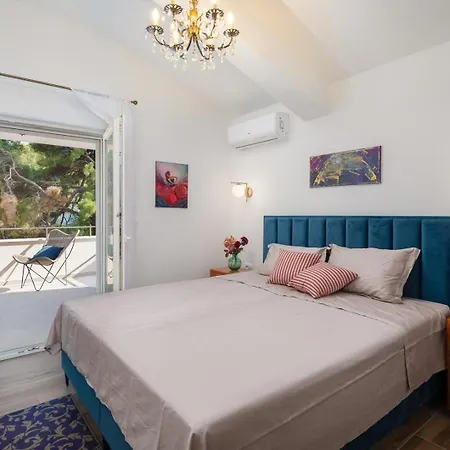 Villa New Beachfront Pensa Private Pool, 3-bedroom Kastela