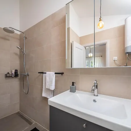 Villa New Beachfront Pensa Private Pool, 3-bedroom Kastela
