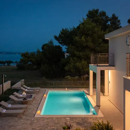 New Beachfront Pensa Private Pool, 3-bedroom *