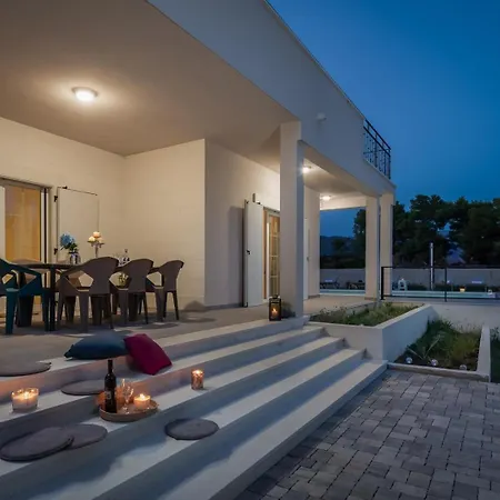 New Beachfront Pensa Private Pool, 3-bedroom Kastela