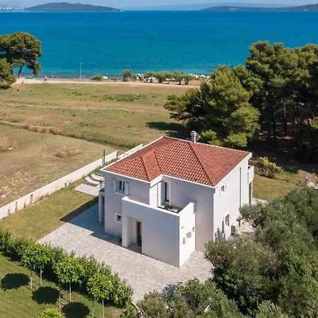 New Beachfront Pensa Private Pool, 3-bedroom * Kastela