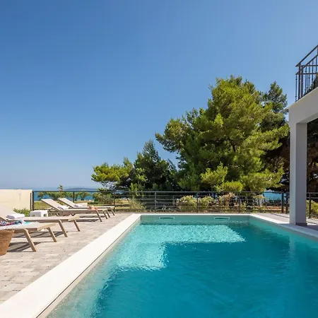 New Beachfront Pensa Private Pool, 3-bedroom Villa
