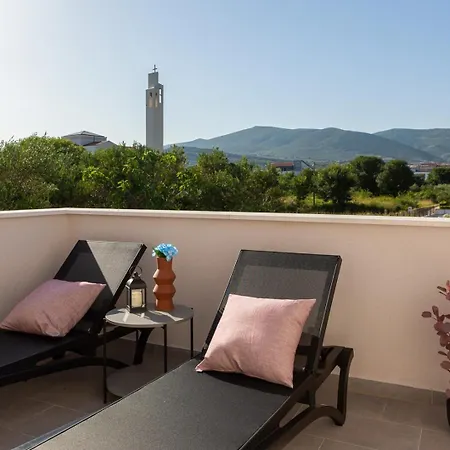 New Beachfront Pensa Private Pool, 3-bedroom Villa Kastela