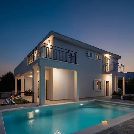 Villa New Beachfront Pensa Private Pool, 3-bedroom Kastela
