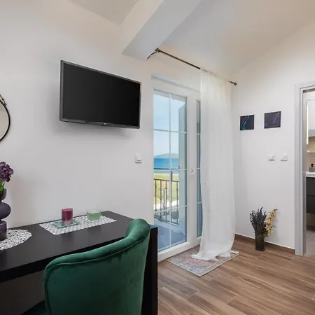 New Beachfront Pensa Private Pool, 3-bedroom *