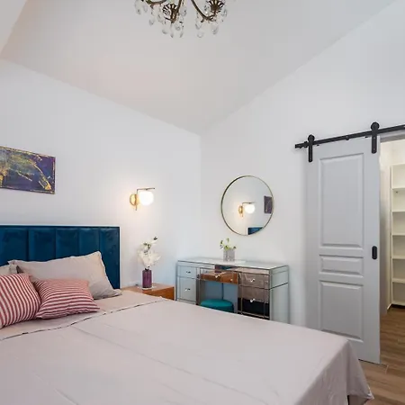 New Beachfront Pensa Private Pool, 3-bedroom Kastela