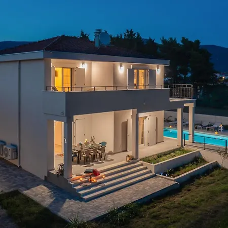 New Beachfront Pensa Private Pool, 3-bedroom * Kastela