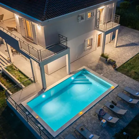 New Beachfront Pensa Private Pool, 3-bedroom Villa Kastela