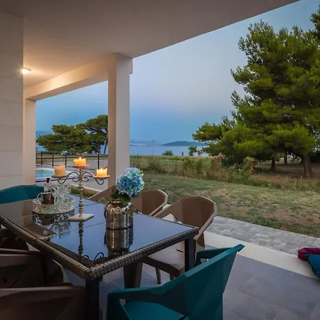 New Beachfront Pensa Private Pool, 3-bedroom * Kastela