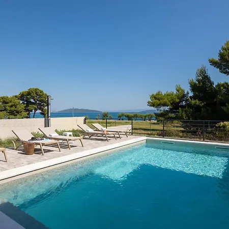 New Beachfront Pensa Private Pool, 3-bedroom * Kastela