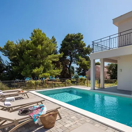 New Beachfront Pensa Private Pool, 3-bedroom Villa