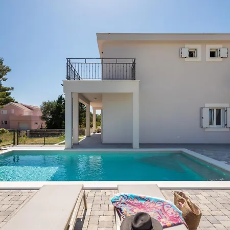 Villa New Beachfront Pensa Private Pool, 3-bedroom