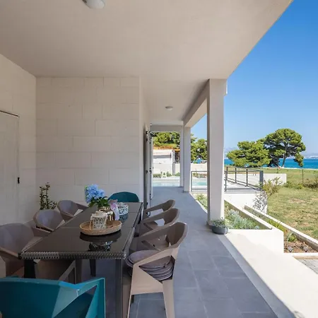 Villa New Beachfront Pensa Private Pool, 3-bedroom *