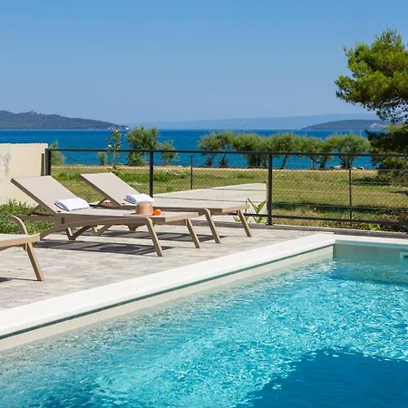 New Beachfront Pensa Private Pool, 3-bedroom Villa Kastela