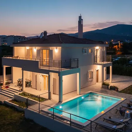 Villa New Beachfront Pensa Private Pool, 3-bedroom Kastela