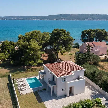 Villa New Beachfront Pensa Private Pool, 3-bedroom Kastela