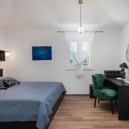 Beachfront Pensa Private Pool, 3-bedroom Βίλα Kaštela