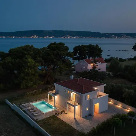 Βίλα Beachfront Pensa Private Pool, 3-bedroom *