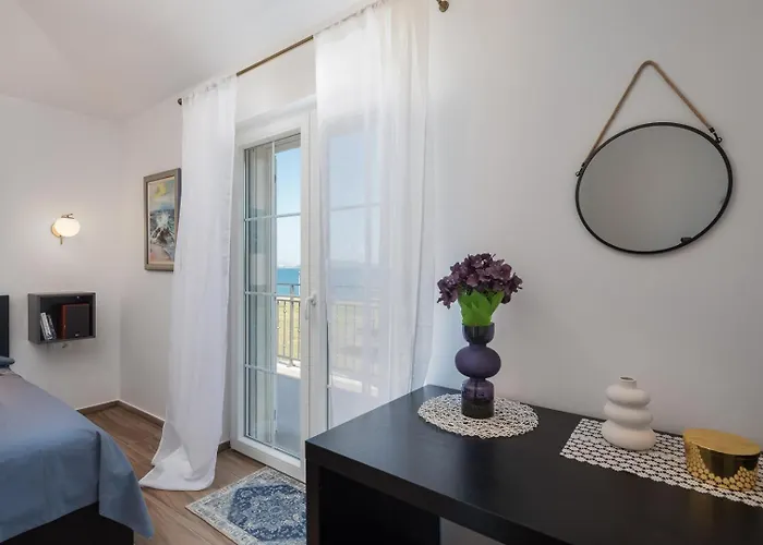 Beachfront Pensa Private Pool, 3-bedroom Βίλα Kaštela