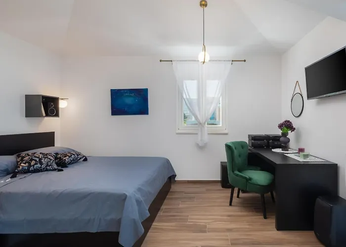 Beachfront Pensa Private Pool, 3-bedroom Βίλα Kaštela