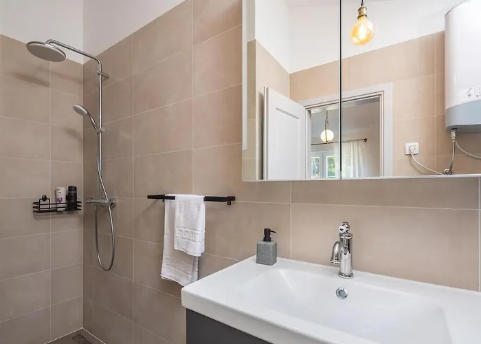 Βίλα Beachfront Pensa Private Pool, 3-bedroom Kaštela