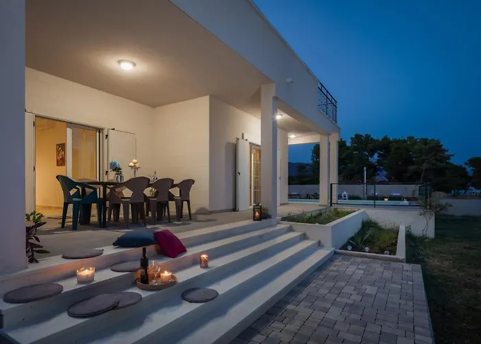 Beachfront Pensa Private Pool, 3-bedroom Kaštela