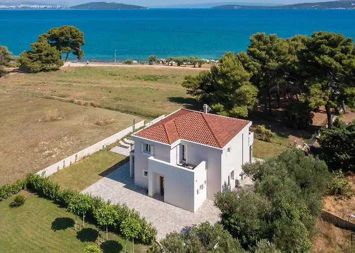 Beachfront Pensa Private Pool, 3-bedroom * Kaštela