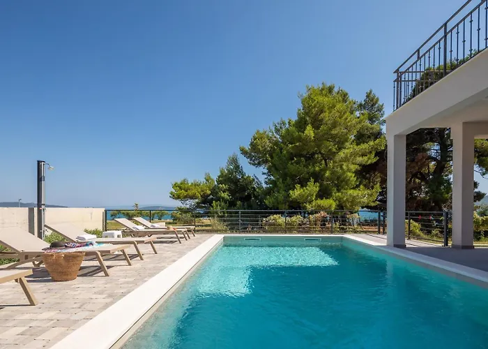 Beachfront Pensa Private Pool, 3-bedroom Βίλα