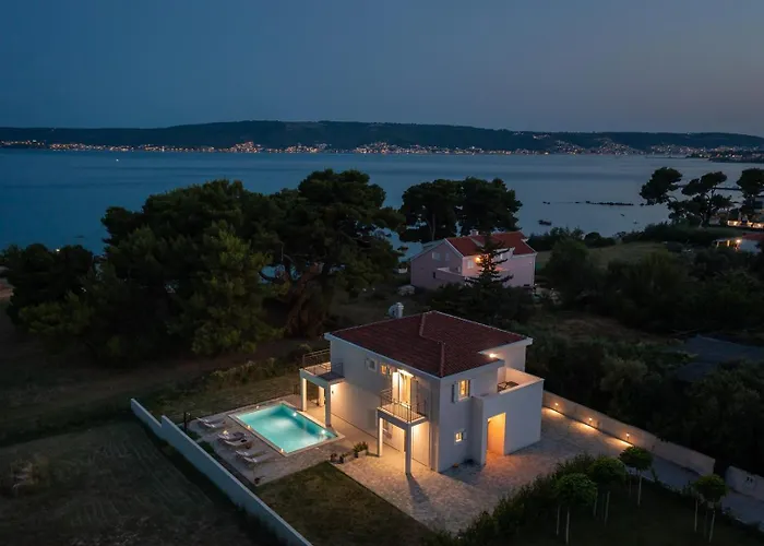 Βίλα Beachfront Pensa Private Pool, 3-bedroom *