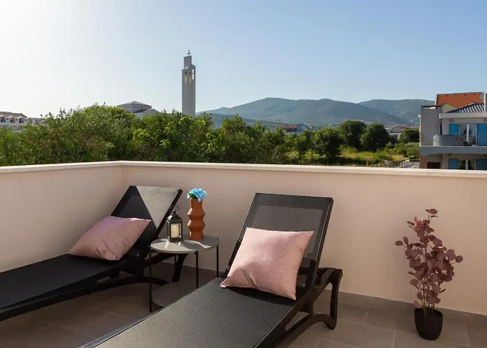 Beachfront Pensa Private Pool, 3-bedroom Βίλα Kaštela