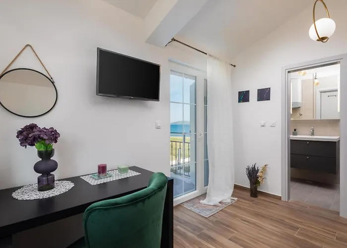 Beachfront Pensa Private Pool, 3-bedroom *