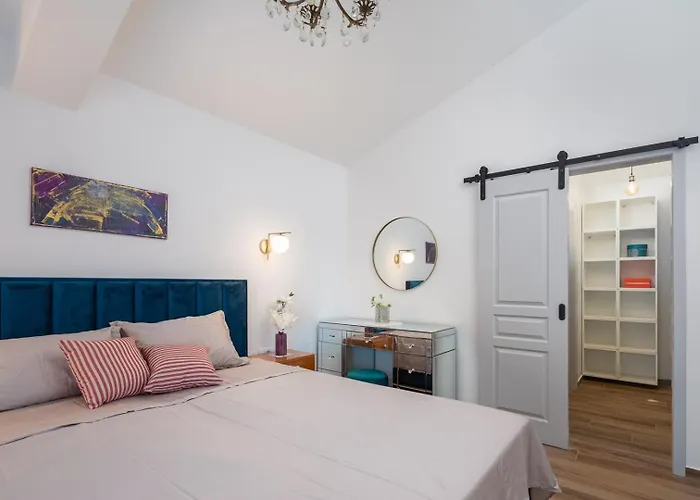 Beachfront Pensa Private Pool, 3-bedroom Kaštela