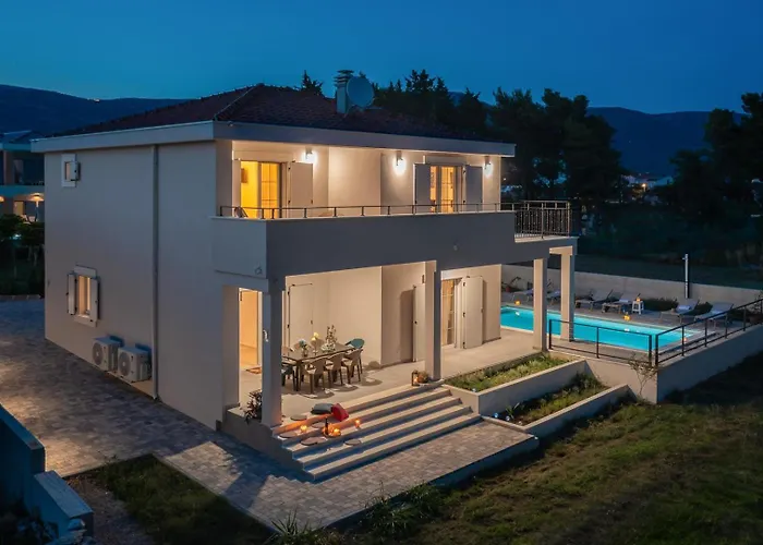 Beachfront Pensa Private Pool, 3-bedroom * Kaštela