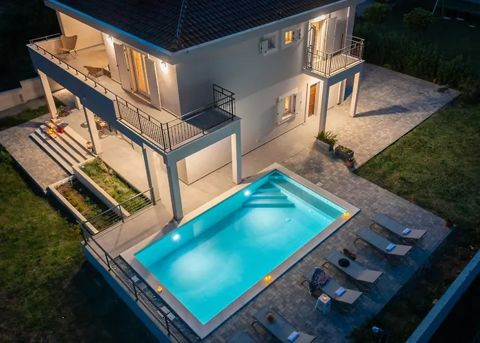 Beachfront Pensa Private Pool, 3-bedroom Βίλα Kaštela