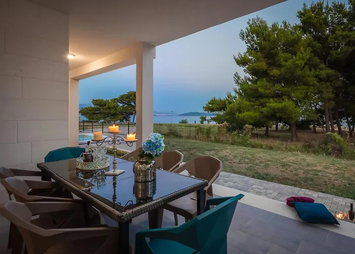 Beachfront Pensa Private Pool, 3-bedroom * Kaštela