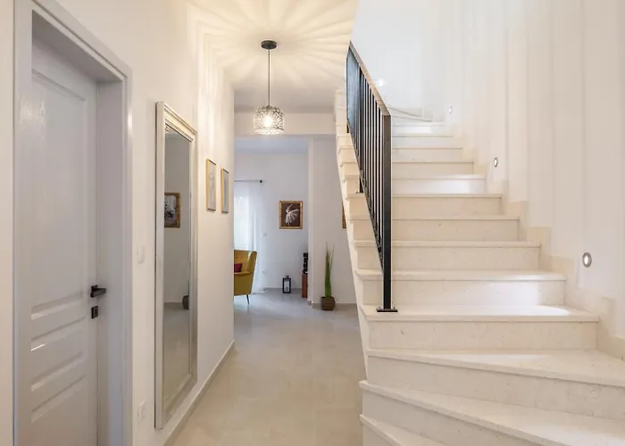 Beachfront Pensa Private Pool, 3-bedroom