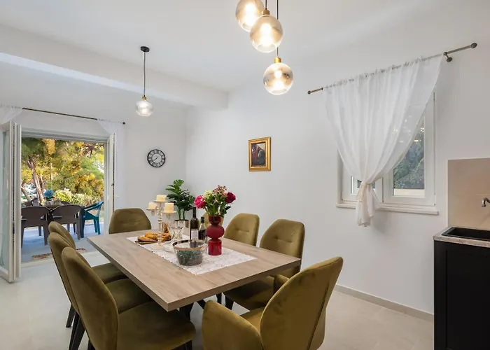 Beachfront Pensa Private Pool, 3-bedroom Βίλα