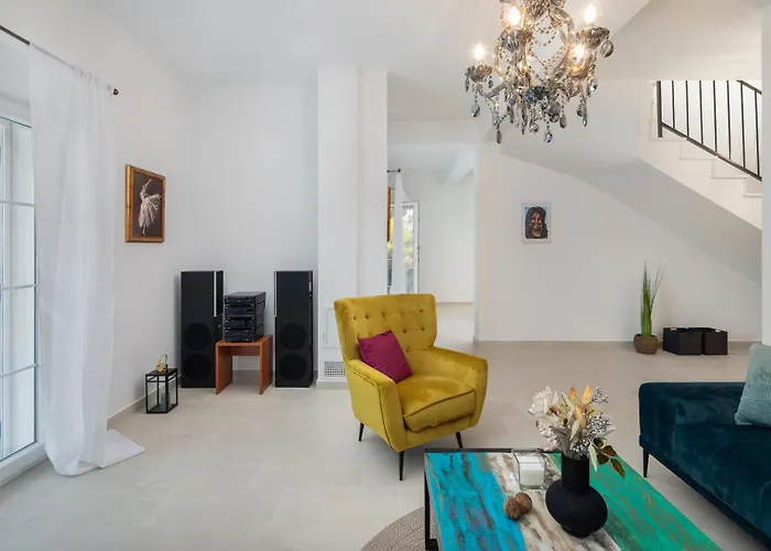 Beachfront Pensa Private Pool, 3-bedroom Βίλα *