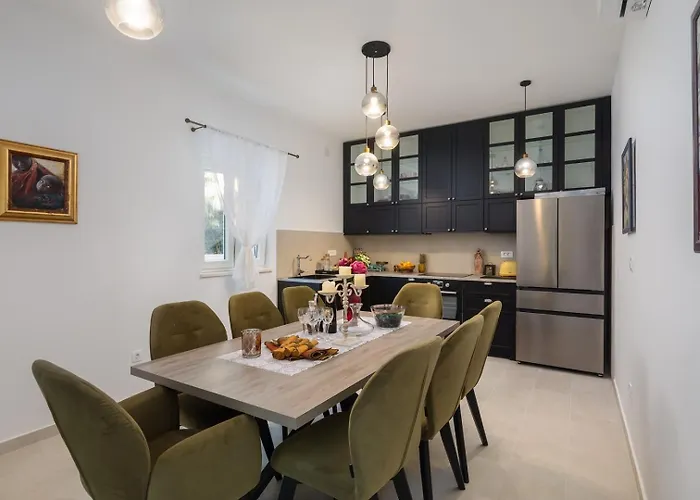 Βίλα Beachfront Pensa Private Pool, 3-bedroom Kaštela