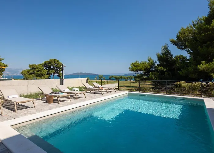 Beachfront Pensa Private Pool, 3-bedroom * Kaštela