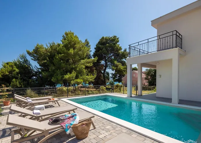 Beachfront Pensa Private Pool, 3-bedroom Βίλα