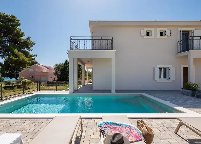 Βίλα Beachfront Pensa Private Pool, 3-bedroom