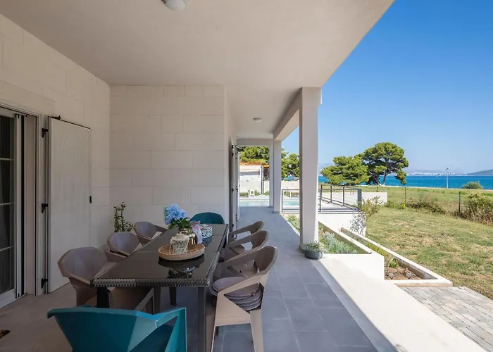 Βίλα Beachfront Pensa Private Pool, 3-bedroom *