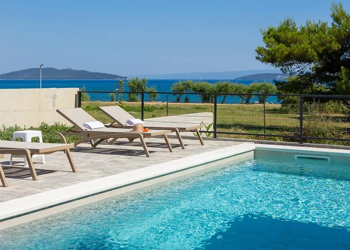 Beachfront Pensa Private Pool, 3-bedroom Βίλα Kaštela